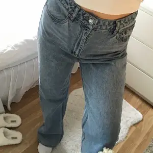 Säljer mina superfina jeans från HM, använd fåtal gånger☺️. Storlek 40, meddela mig vid intresse av fler bilder! 