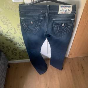 True Religon Jeans Straight fit Storlek: w31 Cond: 9/10 massvis med detaljer på byxan samt är dem nästan i nyskick  Bud: 400 Bin: 800 fri frakt 