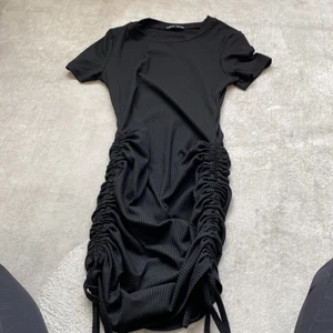 Klänning  - Det är en svart klänning som går att skjustera längden på super bra och skön på sommaren 