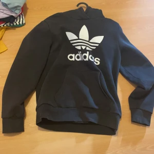 Adidas Hoodie jätteskön jättefin cool  - En svart jättefin adidas hoodie som jag köpte hos adidas alldrig använd. Köptes för 649kr men säljer för 350kr + frakt 👚💕