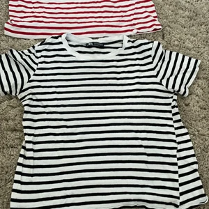 Zara - Säljer  t-shirts från zara 50 kr st båda för 80 kr båda är i st S frakt kan diskuteras ❤️
