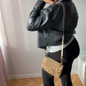 Leopard väska  - Leopard väska med guld detaljer 