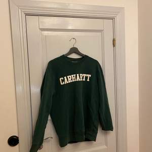 Mörkgrön carhartt tröja riktigt bra skick använda Max 10 gånger säljer pga att den inte används storlek M. Köpte den i vintras. Skriv om ni har frågor. Kolla gärna in mina andra annonser.