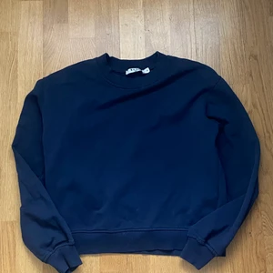 NAKD sweatshirt  -  Super fin sweatshirt från NA-KD i storlek XS. Super snygga till ett par lågmidjade jeans. Endast använd  fåtal gånger.  För mer information skriv! <3 