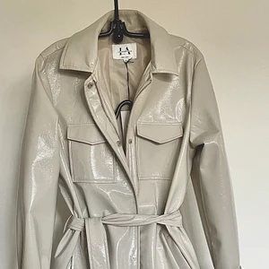 Kappa (Linn Ahlborg x NA-KD)  - Helt oanvänd kappa från Linn Ahlborg x NA-KD (lapp kvar) Nypris: 999kr. Frakt ingår i priset💗