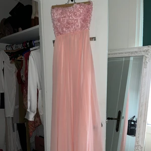 Puder rosa balklänning  - Denna balklänningen är aldrig använd , passar storlek xs/s. Frakt ingår i priset 🌸
