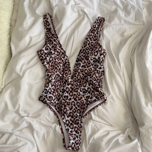 baddräkt - Oanvänd baddräkt i leopard mönster. Superfin min inte kommit till användning. Kommer ej ihåg vart den är köpt tyvärr:(( frakt tillkommer 💕
