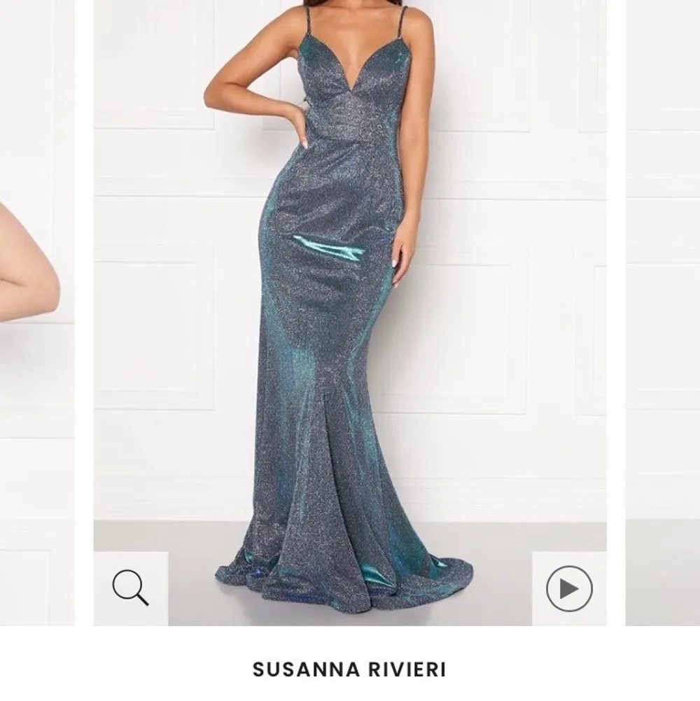 Säljer denna fantastiskt fina klänning. Köpt här på Plick, säljer då storleken inte passade mig. Jag har därmed aldrig använt den och klänningen är därför i mycket fint skick💞 Orginalpris: 2519 kr. Mitt pris: 400🌟 köparen står för frakten🥰. Klänningar.