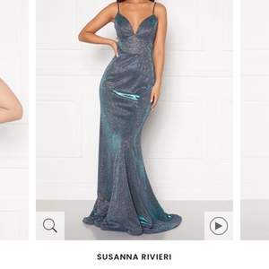 Säljer denna fantastiskt fina klänning. Köpt här på Plick, säljer då storleken inte passade mig. Jag har därmed aldrig använt den och klänningen är därför i mycket fint skick💞 Orginalpris: 2519 kr. Mitt pris: 400🌟 köparen står för frakten🥰