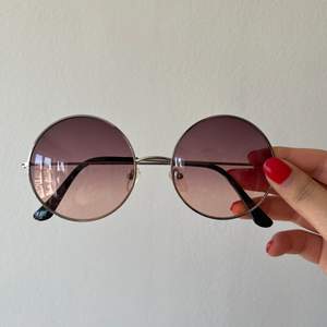 Runda solglasögon med rosa tonat glas