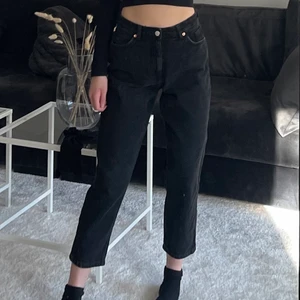 Monki High Waist Balloon Leg - Ett par svarta jeans från Monki i storlek 28, köpte för typ 2-3 år sedan. Bra skick💘