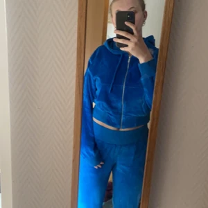 Mjukisset - Blått sammets mjukissett med långa vida ben. Köpt från asos för 550kr använt en gång, inga tecken på användning. Storlek 40 men skulle kunna funka till 38 och 42 också för att det är så mjukt. Skriv privad för intresse