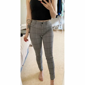 Rutiga höga byxor - Jätte fina höga och bekväma byxor i stretch! Sitter som smäck! Inga fickor bak. Helt nya. 