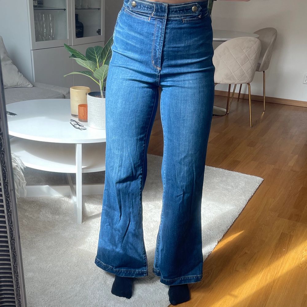 Snygga, sköna högmidjade jeans från Wrangler. Använda en gång. Nypris 1200kr. Jeans & Byxor.