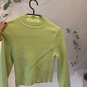 Limegrön tröja - Fin ribbstickad tröja i tjockare material, bara använd enstaka gånger 
