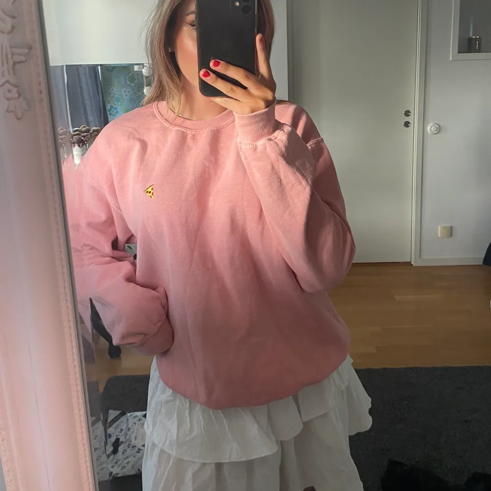 Jätteskön rosa sweatshirt från Nelly. . Tröjor & Koftor.