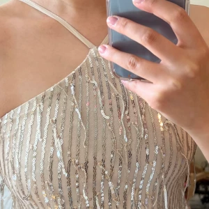 festttopp💎🤍 - Festtopp med paljetter, perfekt till efterfest på studenter?🥳 Använt en gång