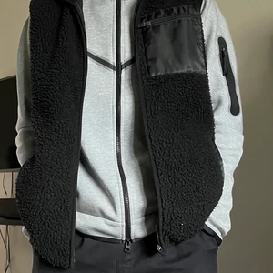 Väst - En svart väst i storlek M. Använd ett fåtal gånger. Frakt tillkommer📦