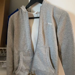 Tröja - Hugo boss tröja barnstorlek  14 , så skulle säga i vuxen storlek xs tyvärr har den fått en fläck vid märket som syns lite på nära håll men. Inget man märker av själv. Kan gå bort om man tvättar den en gång till ! , där av priset ,passar mig som är runt 165 och har S och M på andra kläder 