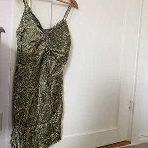 satinklänning zara - En grönmönstrad satinklänning från zara i storleken XS! Inte använd endast testad
