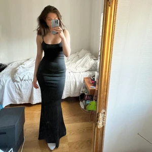 Skims liknande klänning - En svart maxi klänning som är som ett baslinnne. Liknar den från skims. Vet inte storleken men skulle säga att den passar från XS- M då den är stretchig. Basic men passar till allt❣️ Köpt på depop för ett tag sen. Kom gärna med bud både i annonsen men även privat. Släpper vid bra bud❤️