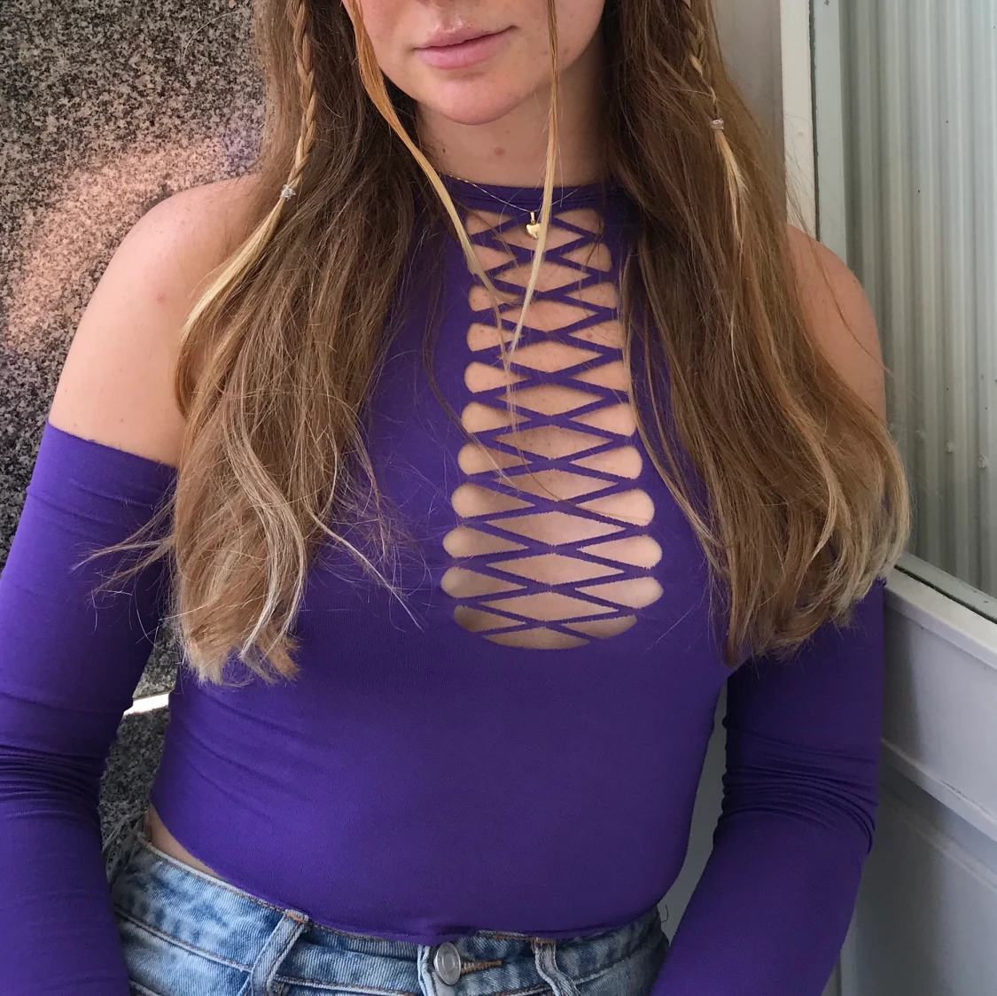 Lila tröja med cutouts