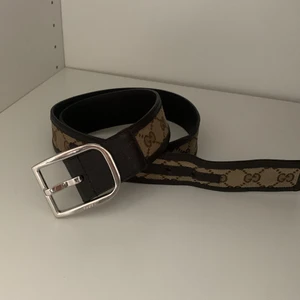 Gucci bälte 100  cm - Säljer ett vintage Gucci bälte, köpt ingen streetwear grupp på facebook. Fåtalet repor på det men skicket är väldigt bra. Är 100 mc långt och inga extra hål gjorda.