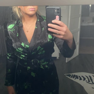 Topp zara silke  - En topp från zara oanvänd med prislapp kvar, storlek xs men passar än S! 559kr butik med säljer för 100kr