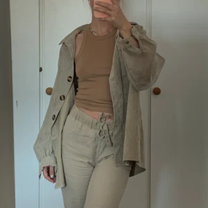 Oversized skjorta - Skjorta från Nasty Gal i manchester tyg. Super skön o luftig, perfekt att slänga över en klänning 🦋✨