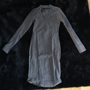 Klänning, tight - Grå fin klänning från Bik Bok i tight modell. Använd en gång högst. 