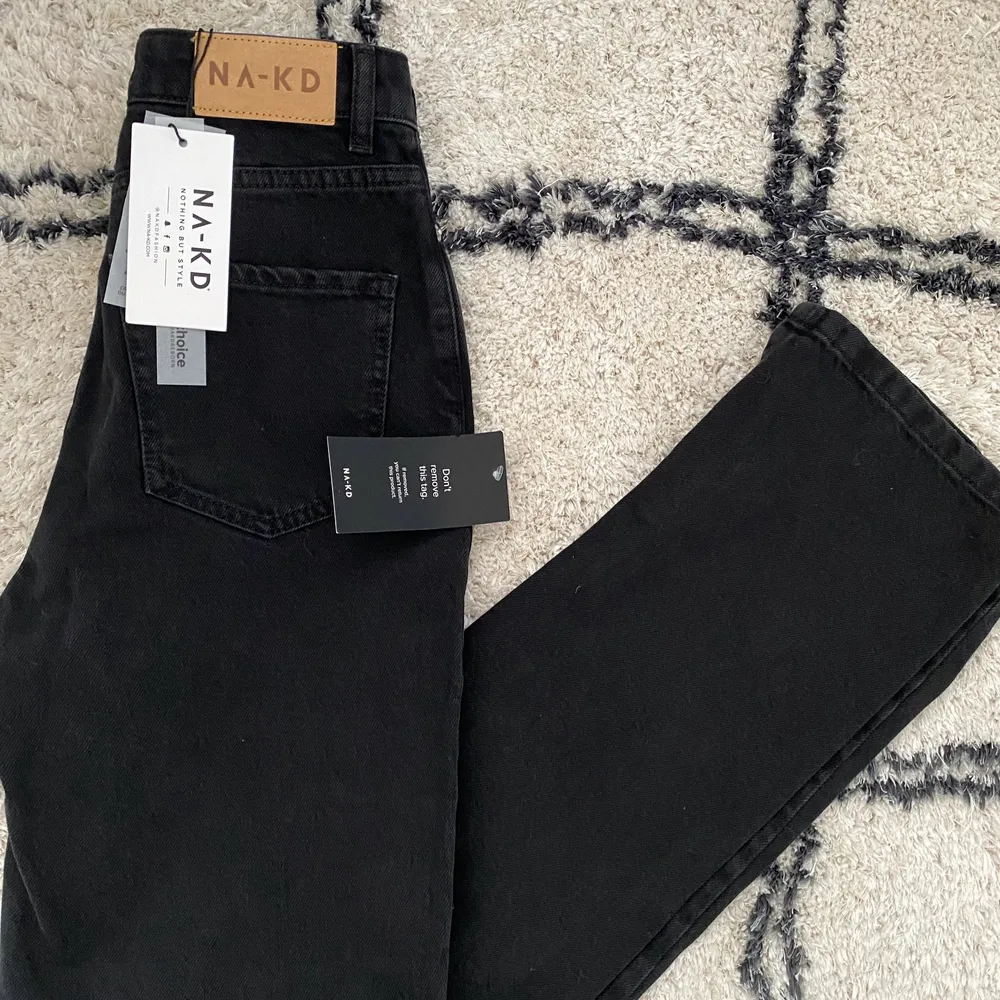 Ursnygga jeans från nakd helt oanvända, köpt för 399kr säljs för 150kr🖤. Jeans & Byxor.
