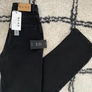 Ursnygga jeans från nakd helt oanvända, köpt för 399kr säljs för 150kr🖤
