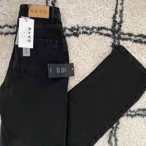 NA-KD JEANS  - Ursnygga jeans från nakd helt oanvända, köpt för 399kr säljs för 150kr🖤