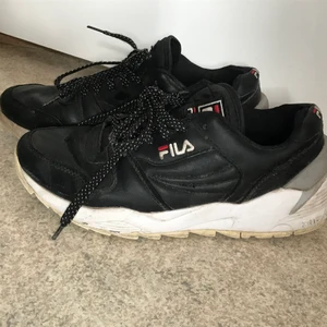 Svarta Fila skor, stl 40 - Svarta Fila skor, stl 40. Tror det är skinn. Fint begagnat skick 