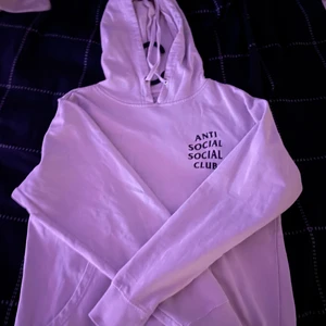 Anti Social Social Club hoodie - En vit vit och svart ASSC Hoodie i använt skick men endå rätt bra, säljer billigt för vill bli av med den ASAP😁