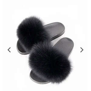 Pälstofflor i fuskpäls  - Fina & sköna toffflor i nyskick 💕 tofflorna är från born in Stockholm (nypris 1099kr). Kvitto finns