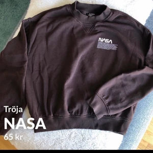 NASA - Jättefin clean tröja, säljer pga storleken tyvär för liten för mig. Sparsamt använd Köpt på H&M för ca 200kr
