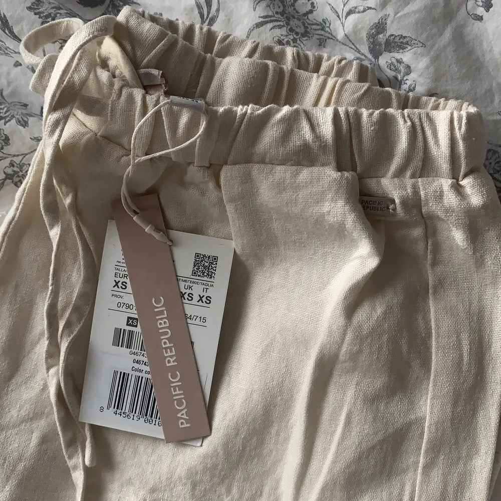 Säljer dessa helt nya linnebyxorna från Pull & Bear! 🧚🏼‍♀️ innerbenslängd: 78cm . Jeans & Byxor.