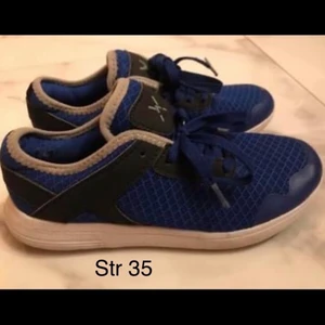 Gympaskor  - Blåa gympaskor I storlek 35