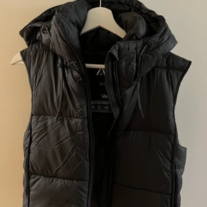 Helt ny väst från Zara - Helt ny väst från Zara, säljer då den aldrig kom till användning. Storlek XS. Nypris 399 kr. Bud är bindande!