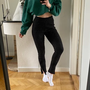 Slit pants - Säljer dessa superfina ribbade byxor med en slits nertill. Storlek S