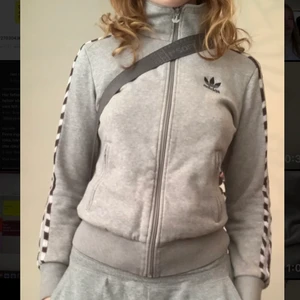 Adidas tröja - En adidas tracksuit zipup. Grå men mönster på sträcken och märket på ryggen :)