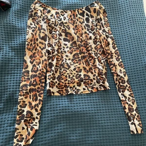 Mesh topp - Säljer denna fina mesh topp ifrån & other stories! Endast använd 2 gånger! Storlek 40 men skulle säga att den passar storlek 38 & uppåt då den är stretchig! Nypris: 450kr! ‼️Frakt tillkommer‼️