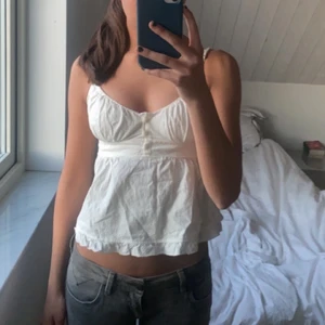 Topp - Säljer denna nästan helt oanvända topp från brandy Melville💓
