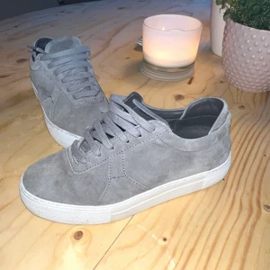 Gråa Arigato skor - Gråa arigato skor med vit sula, använda max 10 gånger🌸 storlek 37!