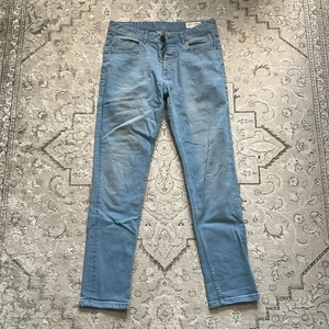 Dr. Denim Blåa Jeans 32/32 Slim fit - Säljer mina gamla jeans då de har hunnit bli för tighta för mig innan jag ens tog på mig de. Helt nytt skick