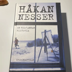 En helt annan historia av Håkan Nesser - En fantastisk kriminalroman om mord på en massa turister i Finistére i Bretagne och efter en massa utredande av polisen framstår fallen alltmer obegripliga och undflyende…😰 I helt perfekt skick!😍☺️
