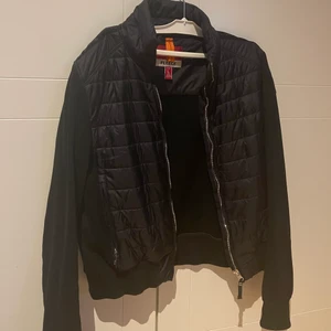 Prajumper tunn jacka - Jackan är i storlek L och nypris är 3000kr