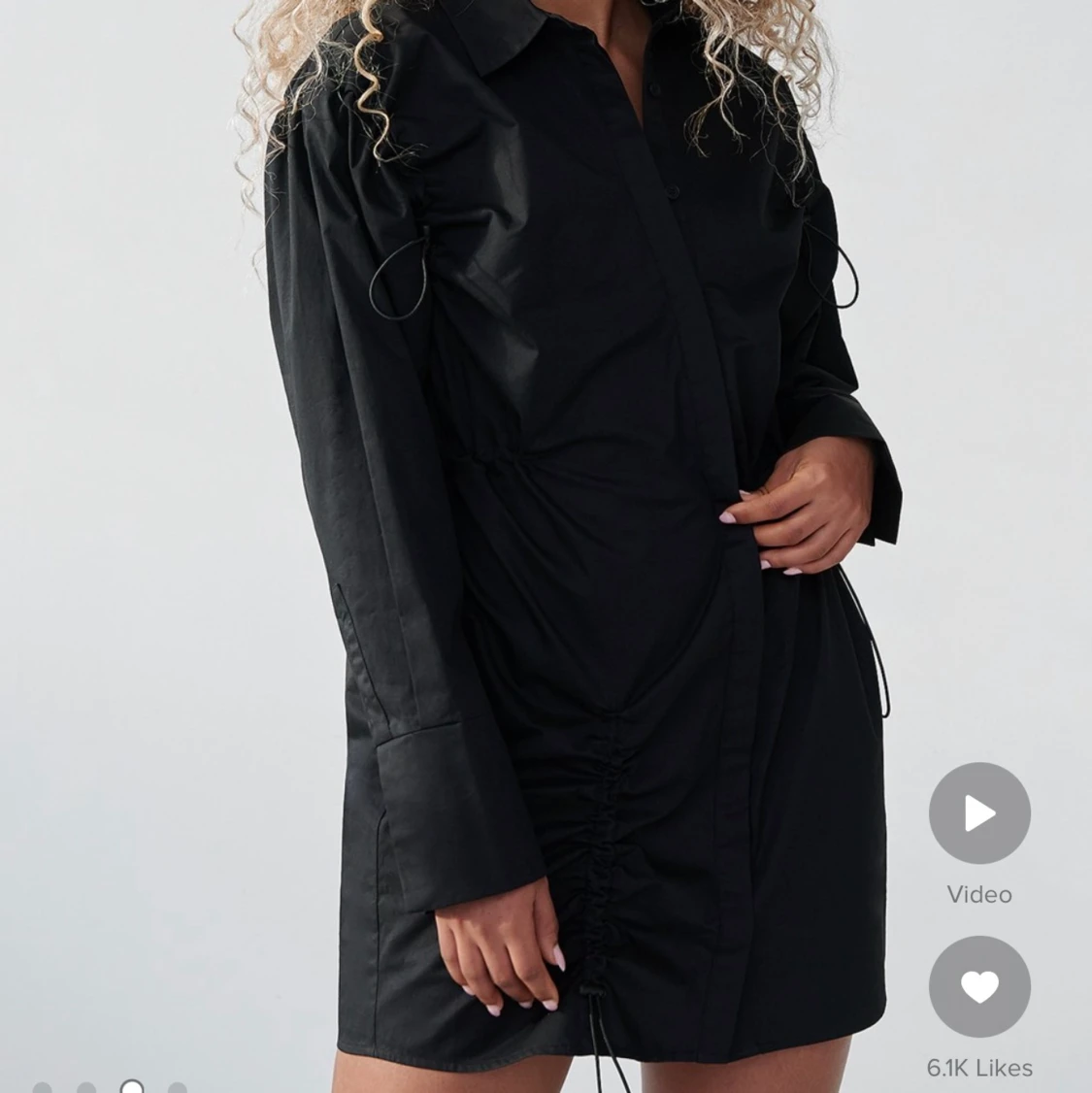 Svart klänning från NA-KD