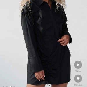 Svart klänning från NA-KD  - Svart klänning från NA-KD i storlek 34! Säljer för 200kr + frakt